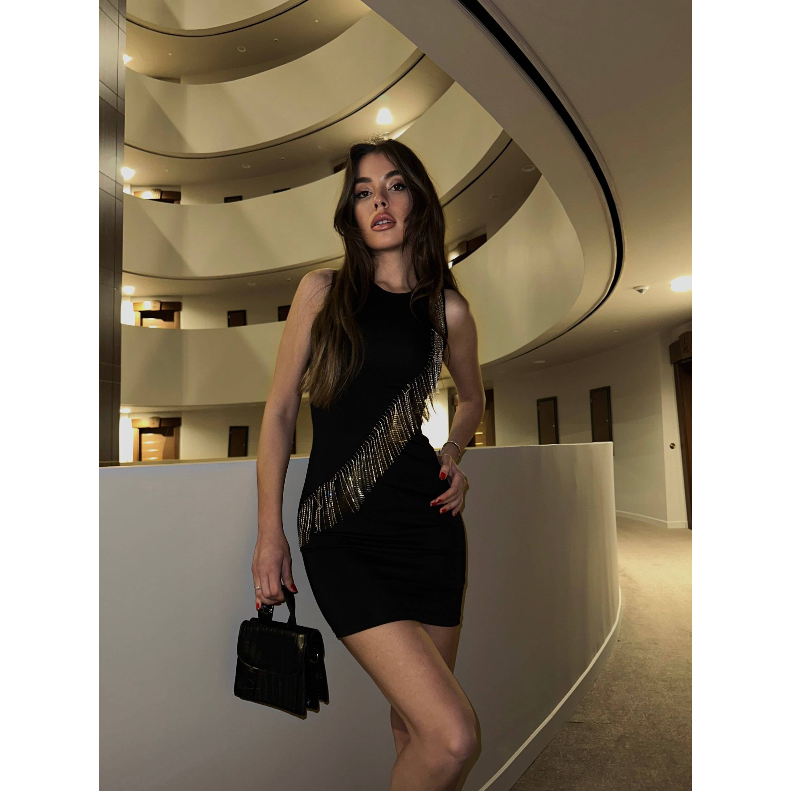 

Женский стиль, модное черное мини-платье с круглым вырезом и нулевым рукавом, аксессуар из камня