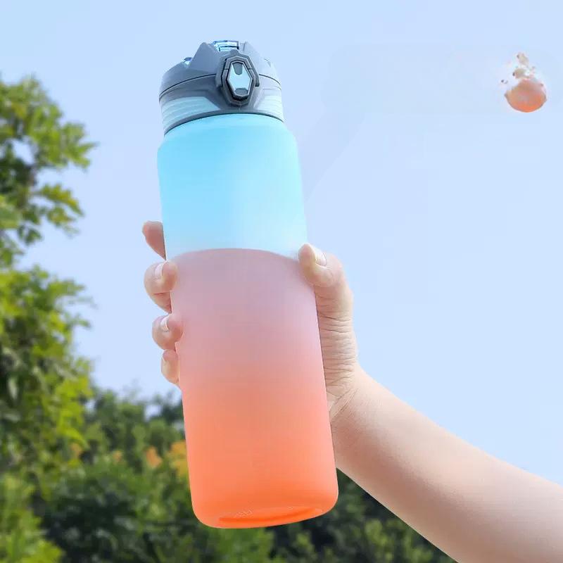 Kaufe Hochwertiger und großvolumiger Outdoor-Sport-Fitness-Wasserkocher 1L Farbverlauf-mattierte Doppel-Trinkbecher Plastik-Strohhalmbecher zum Preis ab 19