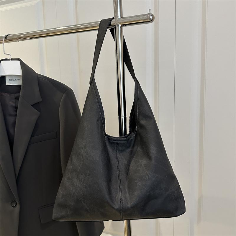 

Простая повседневная сумка в корейском стиле женская 2025 лето новая трендовая модная сумка через плечо большая вместимость сумка-тоут для поездок на работу чёрный