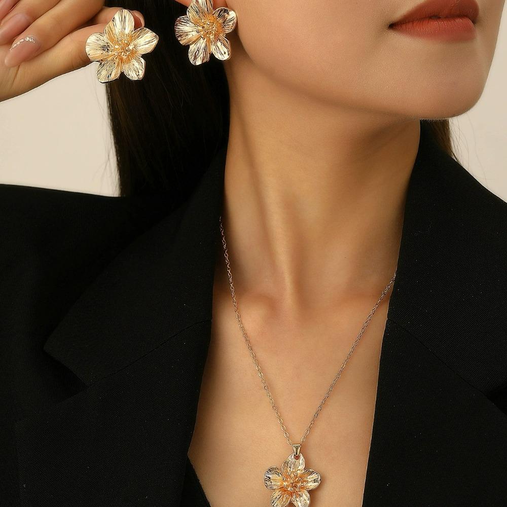 New Simple Metal Wrinkled Stereoscopic Flowers Pendant Necklace for Women Charm Temperament Clavicle Chain Fashion Jewelry Gifts