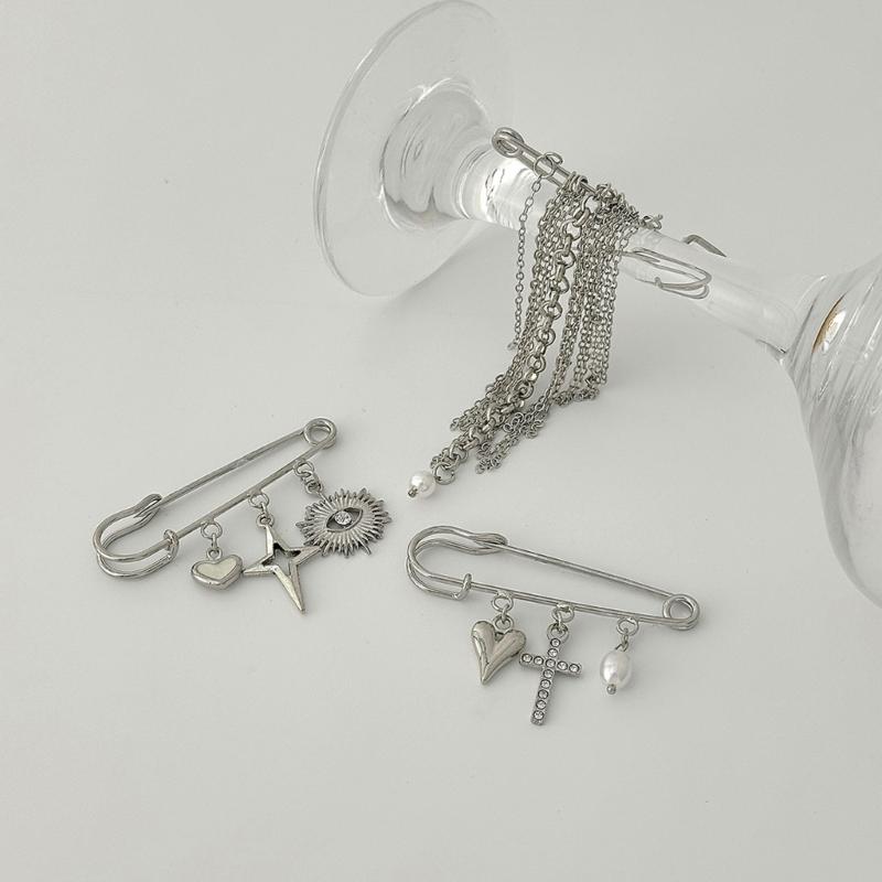 Elegant Brooch Pin Featuring Tassels and Chain Detail Decorated by Imitation Pearls for Personalizing Garments