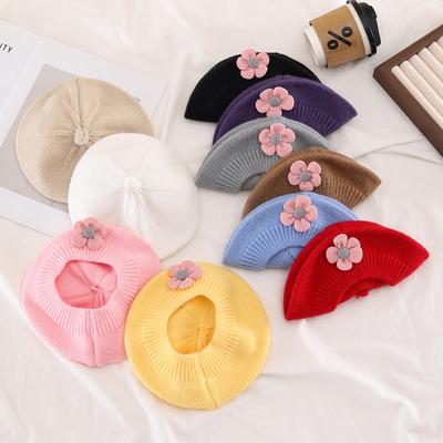 Høst- og vinterbarnas ullberet med 3D-blomsterdesign