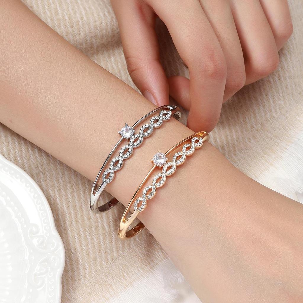 Bracciale Cerchio Intarsiato con Diamanti a Forma di 8 Incrociato - Gioiello Versatile, Creativo ed Elegante