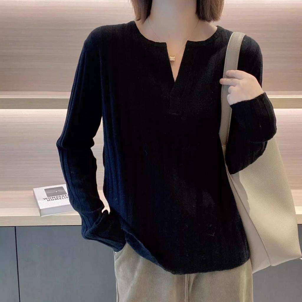 French Retro V-neck Knitted Sweater for Women In Autumn and Winter Slim Fit Long Sleeved Base Shirt for Outerwear