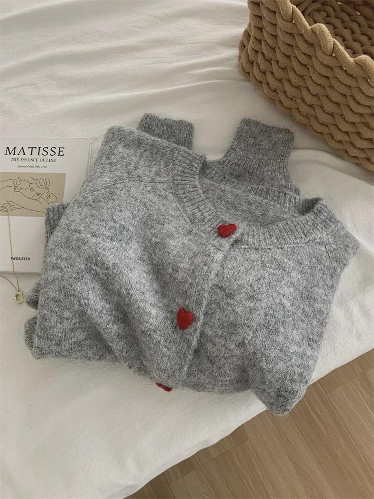 

Женский кардиган из темно-серой шерсти в стиле ретро — уютный вязаный свитер с пуговицами Love и рукавами реглан для осени/зимы One Size (Suitable for 85-120 kg)