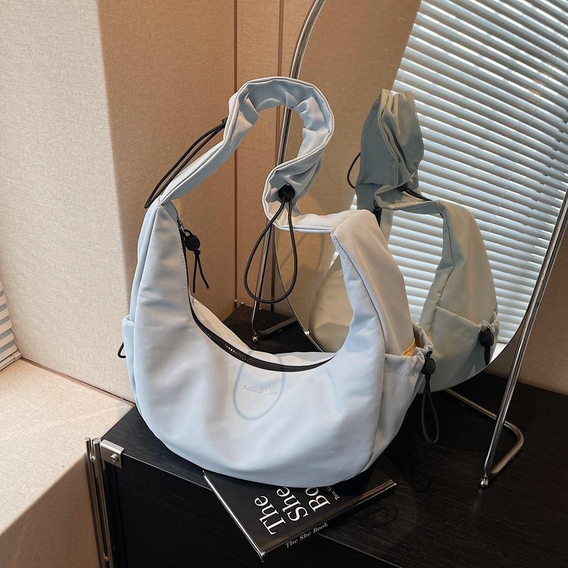 Lazy wind large capacity dumpling bag women's new versatile shoulder messenger bag niche leisure commuter bag