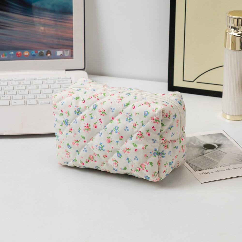 

Travel Makeup Case Quilted Floral Makeup Bag Lipstick Storage Bag Compact Women’S Makeup Pouch For Everyday Use Travel