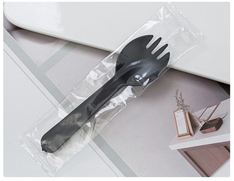 

Экологичный набор одноразовых столовых приборов: Индивидуально упакованные толстые пластиковые ложки, вилки и десертные ложки.