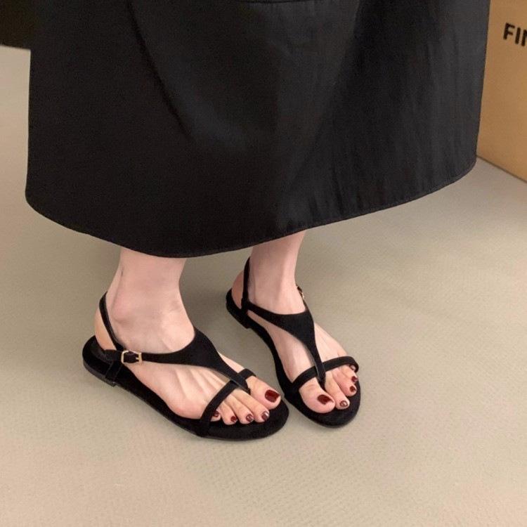 2025 Korean version of summer new fashion versatile toe niche flat sandals women wear beach retro Roman shoes