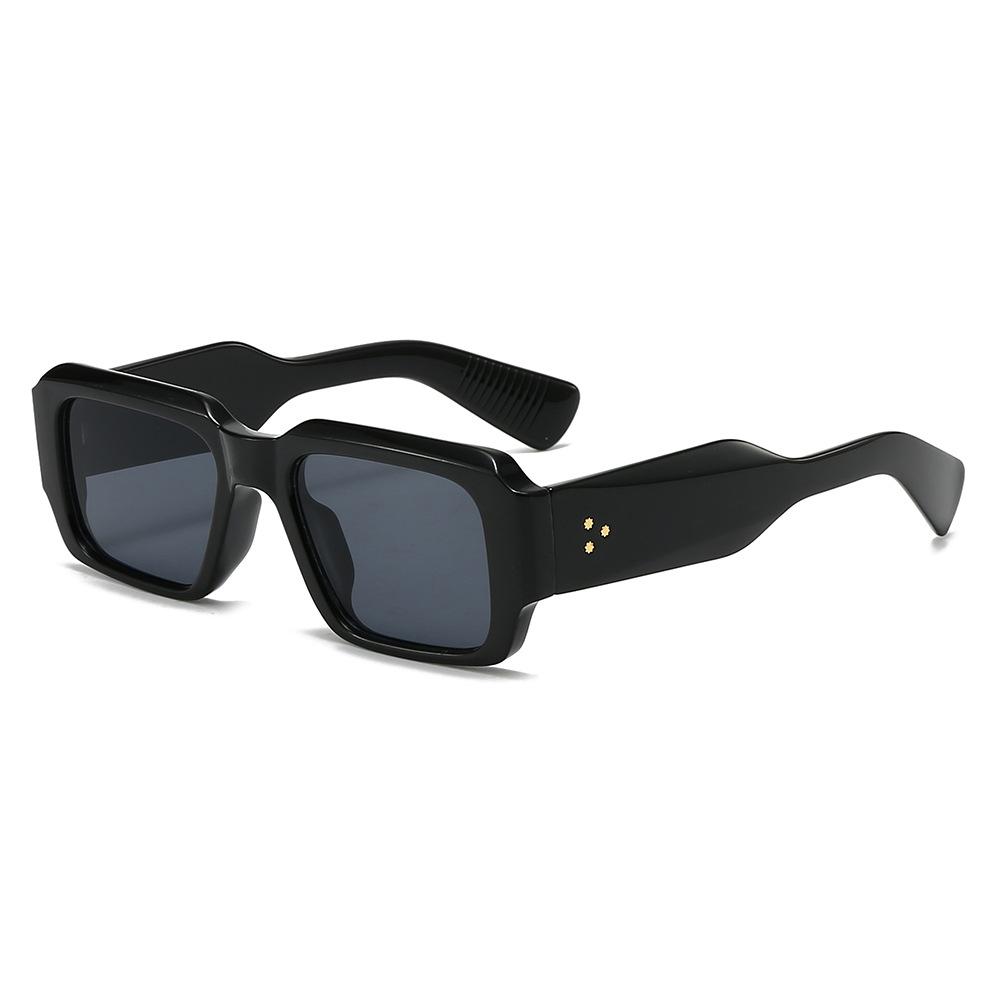 Modne kwadratowe okulary przeciwsłoneczne dla kobiet i mężczyzn  Stylowy design z nitami  Ochrona przed promieniowaniem UV  Modne odcienie do ochrony przed słońcem