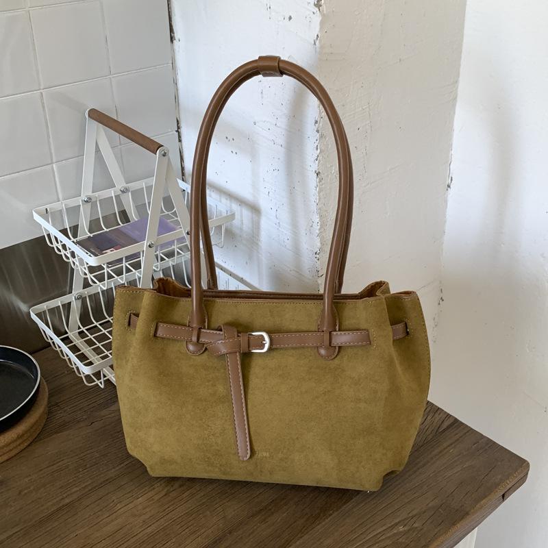 

Замшевая сумка большой вместимости 2025 осень новая сумка на плечо под мышку модная ретро нишевая сумка-тоут для通勤 хаки