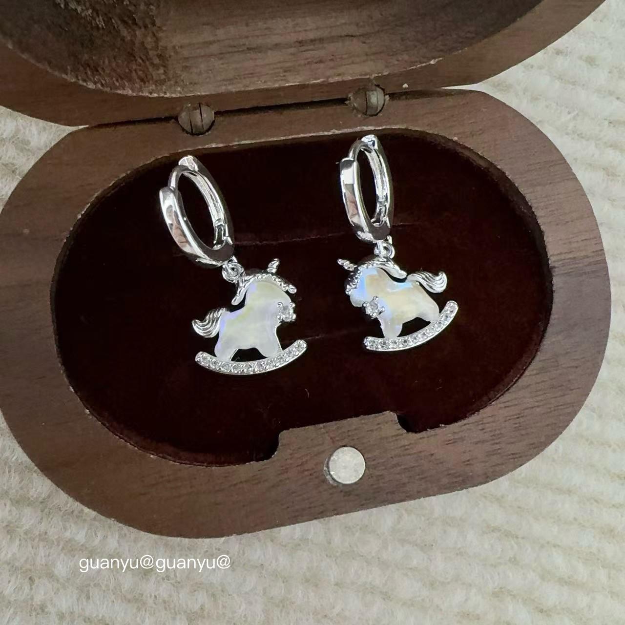 

Шикарные циркониевые каффы в виде единорогов: Изысканные, Милые и Универсальные Серьги для Женщин