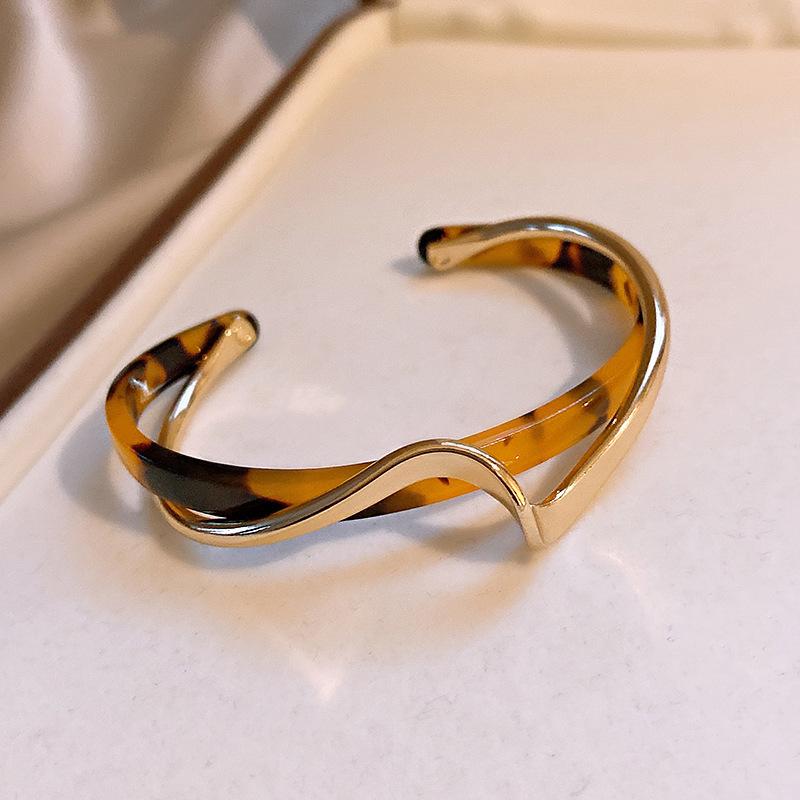 Gradient Geometric Resin Bracelet: Elegant, Versatile Fashion Jewelry for Women