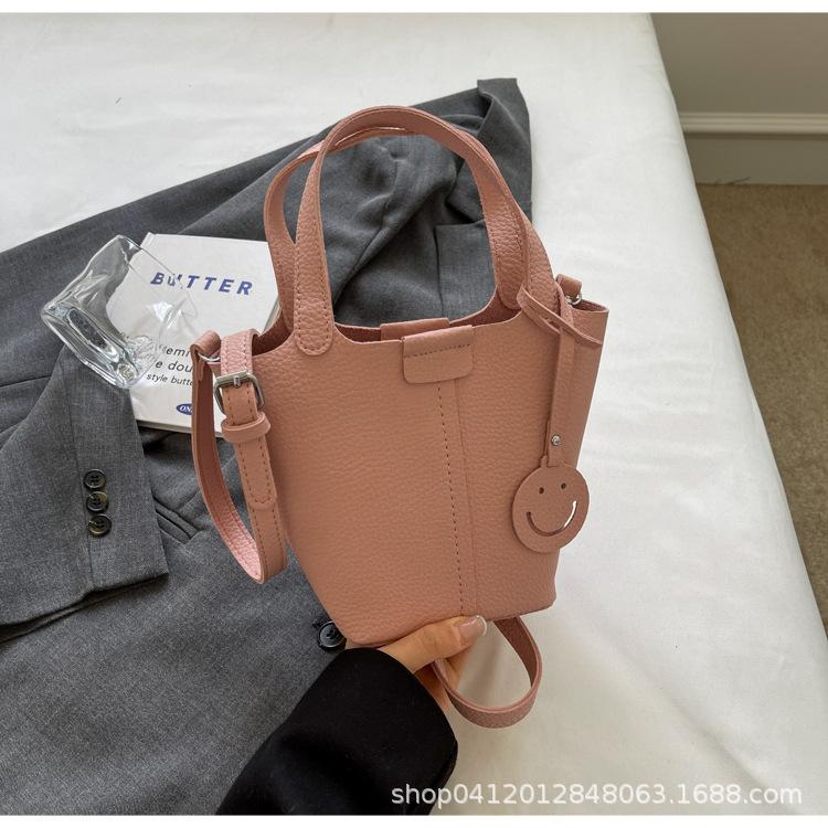 

Fashion lychee pattern portable bucket small bag women 2025 new trendy Korean version commuter messenger bag niche shoulder bag рожевий