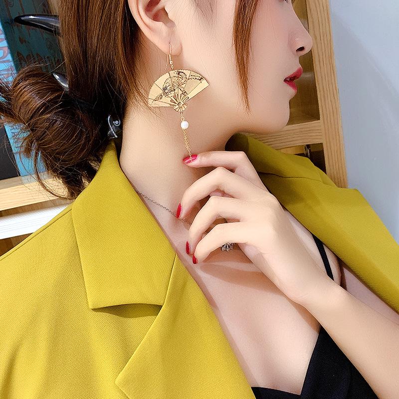 Vintage Chinese Fan Earrings: Swinging Hanfu Tassel Ear Hooks for Women