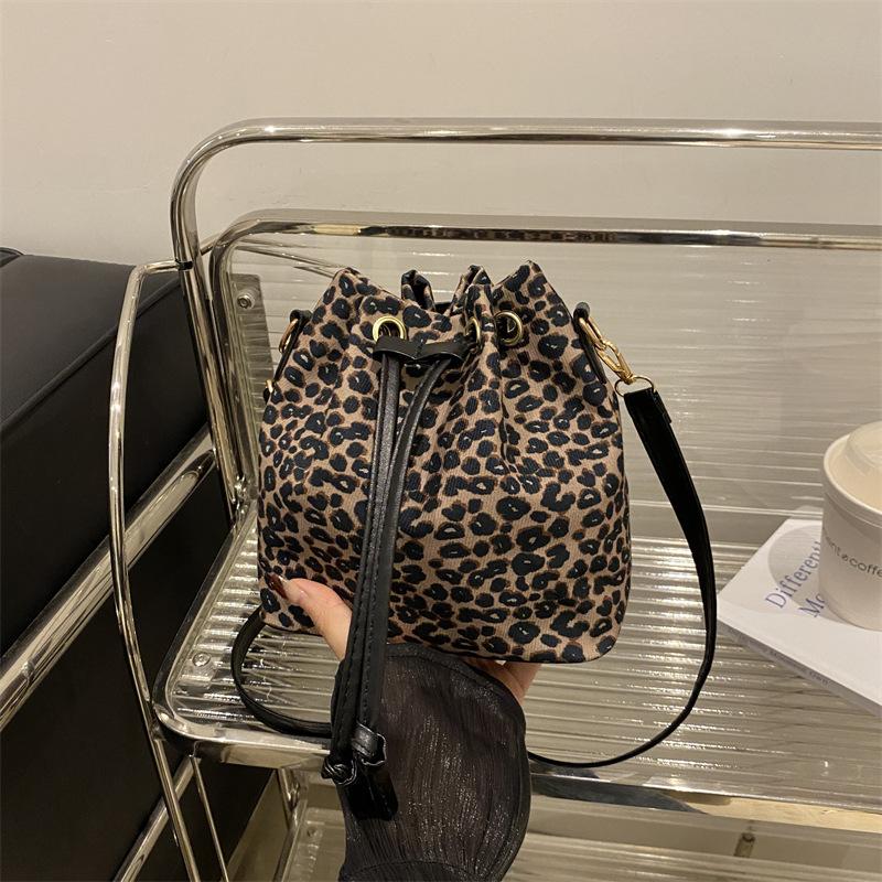 

Модная леопардовая ретро универсальная сумка-ведро женская личность досуг темперамент иностранный стиль шопинг текстурный дизайн сумка-мессенджер