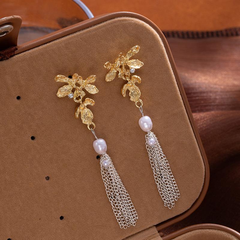 Retro Court Temperament Earrings Long Pearl Flower Fringed Light Luxury Stud Earrings Niche Design High-End Earrings
