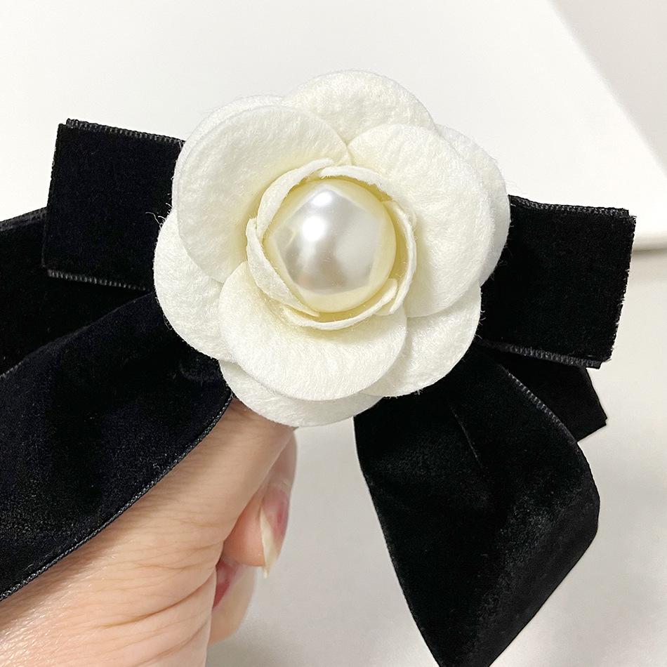 French Black Velvet Camellia Collar Pin Brooch for Women – Elegant Bow Decoration In Fragrance Style