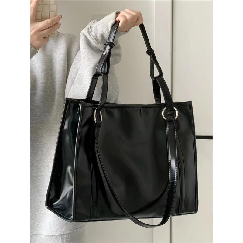 

Niche Design Retro Premium Feeling Oil Wax Pitot Bag Women s 2026 New Commuter Versatile Portable Shoulder Bag чёрный