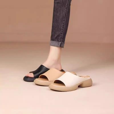 Leichte, dicksohlige, coole Hausschuhe 2025 neu Sommer flachsohlige Ein-Wort-Schlappen Retro lässig und bequem weichsohlige Hausschuhe Damenschuhe