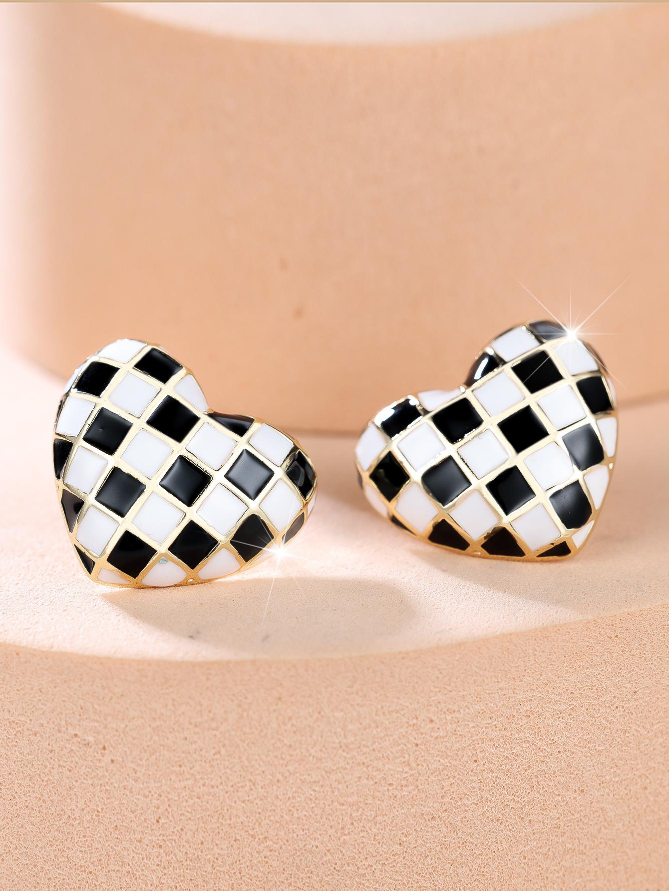 Hot-selling new women s checkerboard small ring earrings retro cold wind simple love stud earrings