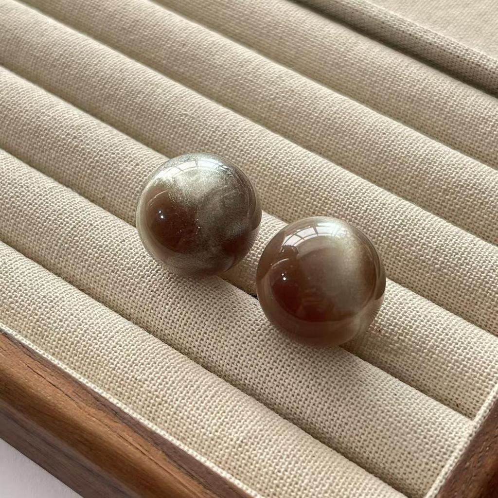 Elegant Cat Eye Earrings: French Retro Maillard Autumn/Winter Collection, Simple Large Round Design, Versatile High-End Jewelry.