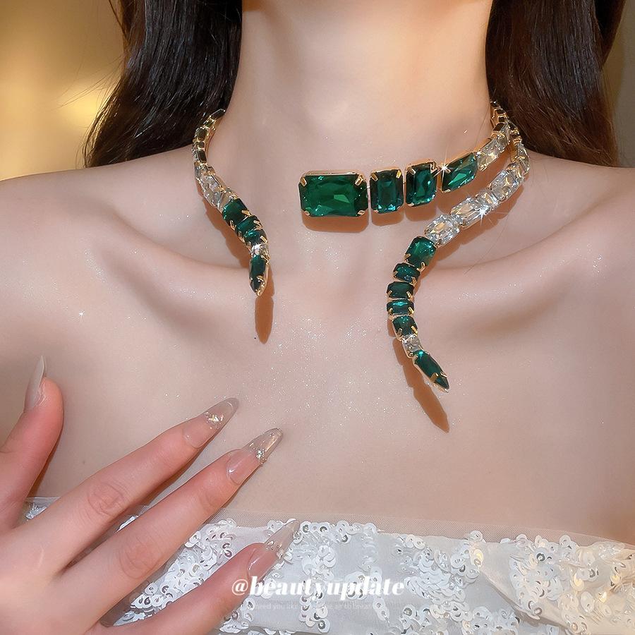 New Geometric Diamond-set Necklace, Personalized Trendy and Exaggerated, Light Luxury and Sophisticated Niche Necklace for Women