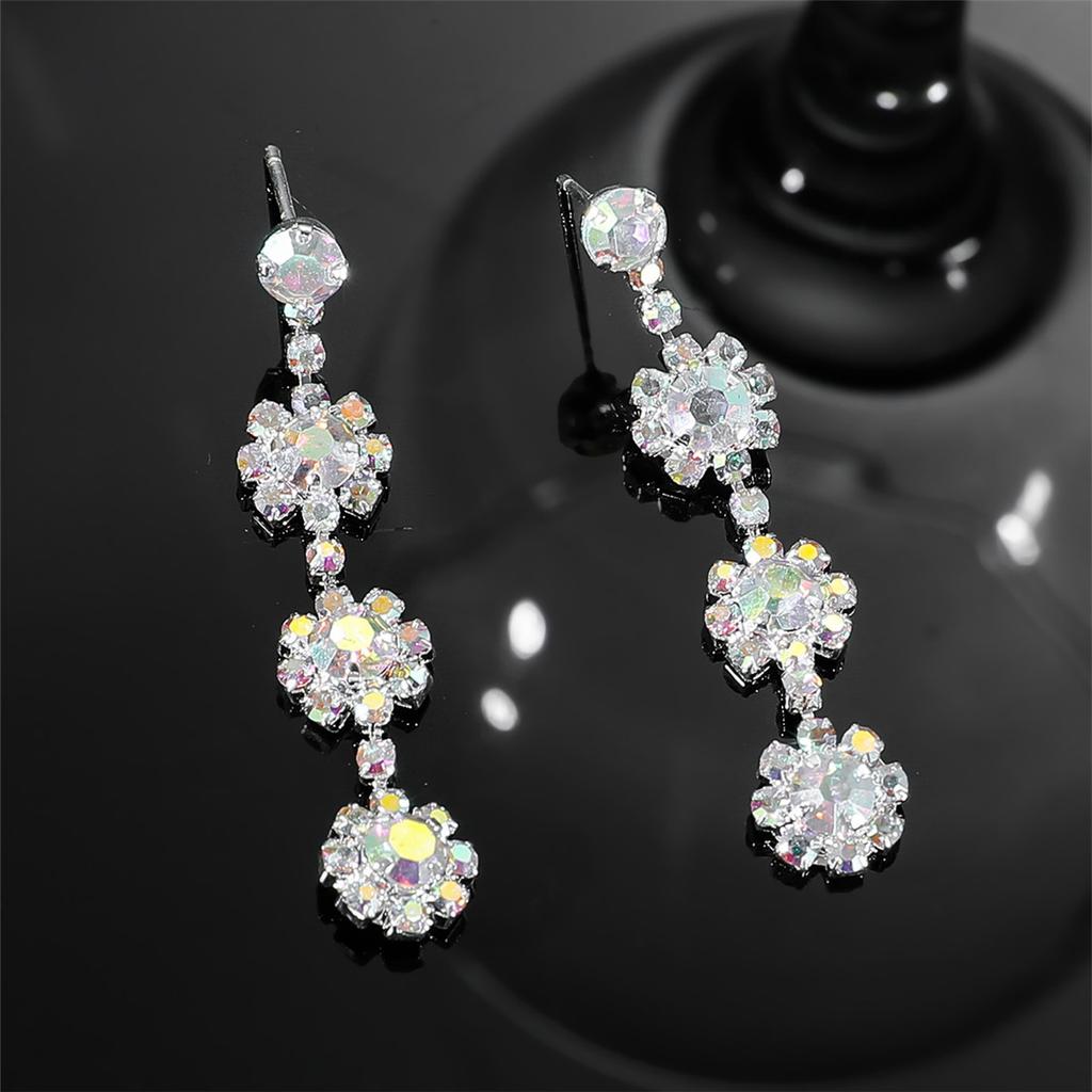 Enkle og allsidige geometriske AB rhinestone øredobber nisjedesign snøfnuggformede øredobber dameøredobber 1 par