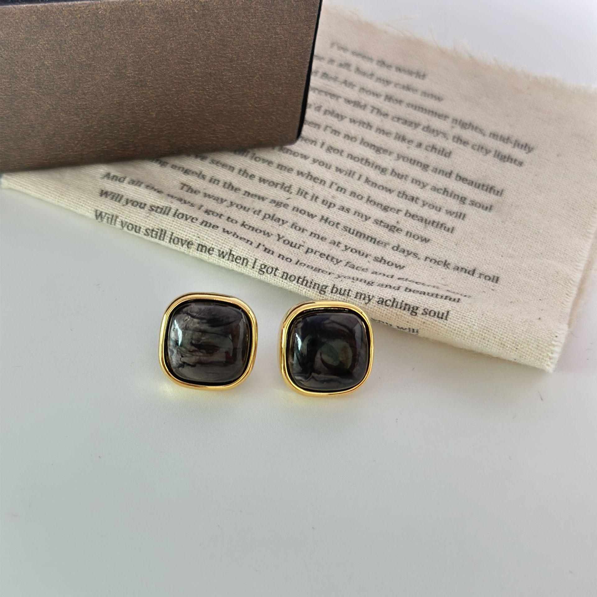 

Ретро квадратные серьги-пусеты янтарного цвета, женские, игла из серебра S925, простые и универсальные, модная бижутерия высокого класса чёрный