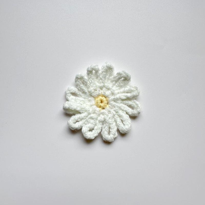 

Handmade Crochet Daisy Flower Yarn Accessory - DIY Decoration Ornament білий