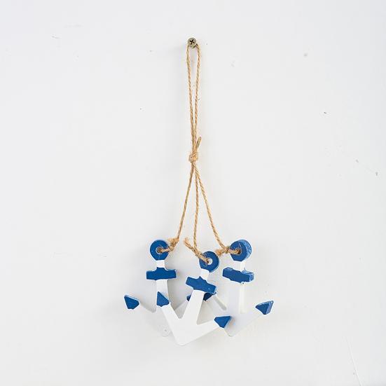 Rustikale Wanddekoration aus Holz im Küstenstil mit maritimen Strandmotiven, hängendem Ornament aus Juteseil, Seesternen, Meeresfischen und Segelboot – die perfekte Wanddekoration für Ihr Zimmer.