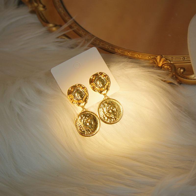 French Retro Portrait Hammered Texture Earrings - Artistic High-End Dangle and Stud Design for Women