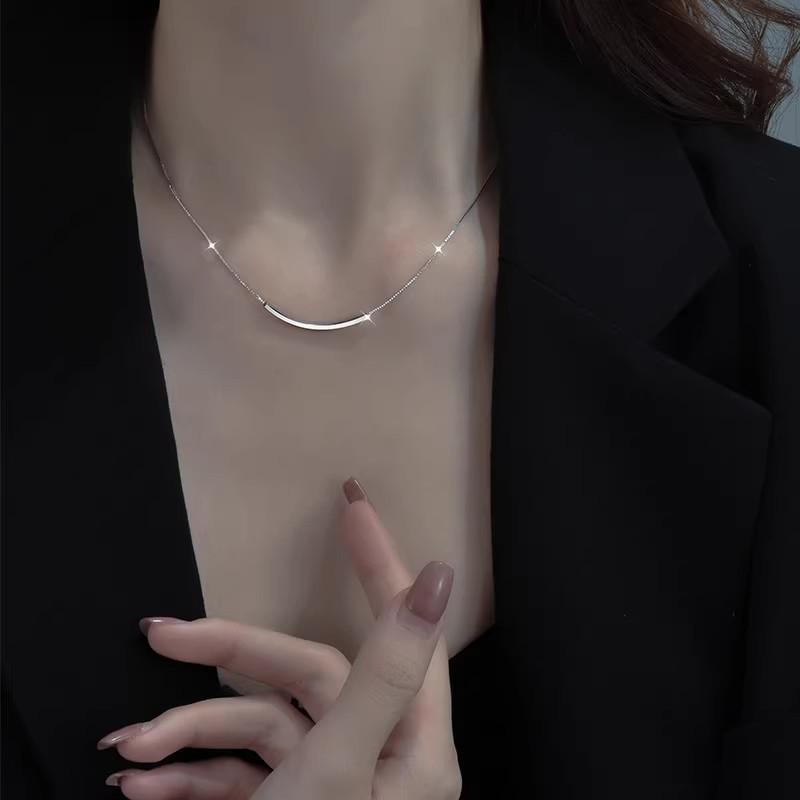 Curved Tube Necklace with Smile Arc Pendant - Korean Style, Cold Aesthetic, Niche Design Clavicle Chain for Women.