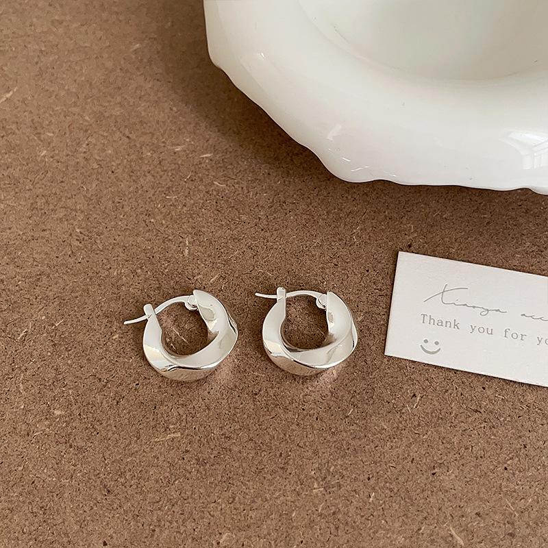 

Minimalist Twisted Metal Ear Cuff: Women s Niche Design, Versatile Fashion Earrings