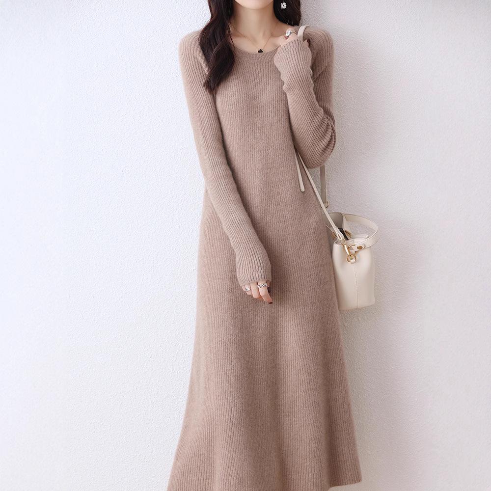 

Extended Length Wool Knit Dress with Crew Neck and Drop Shoulder Sleeves - Autumn/Winter Slimming Over-the-Knee. S (90-100 kg)