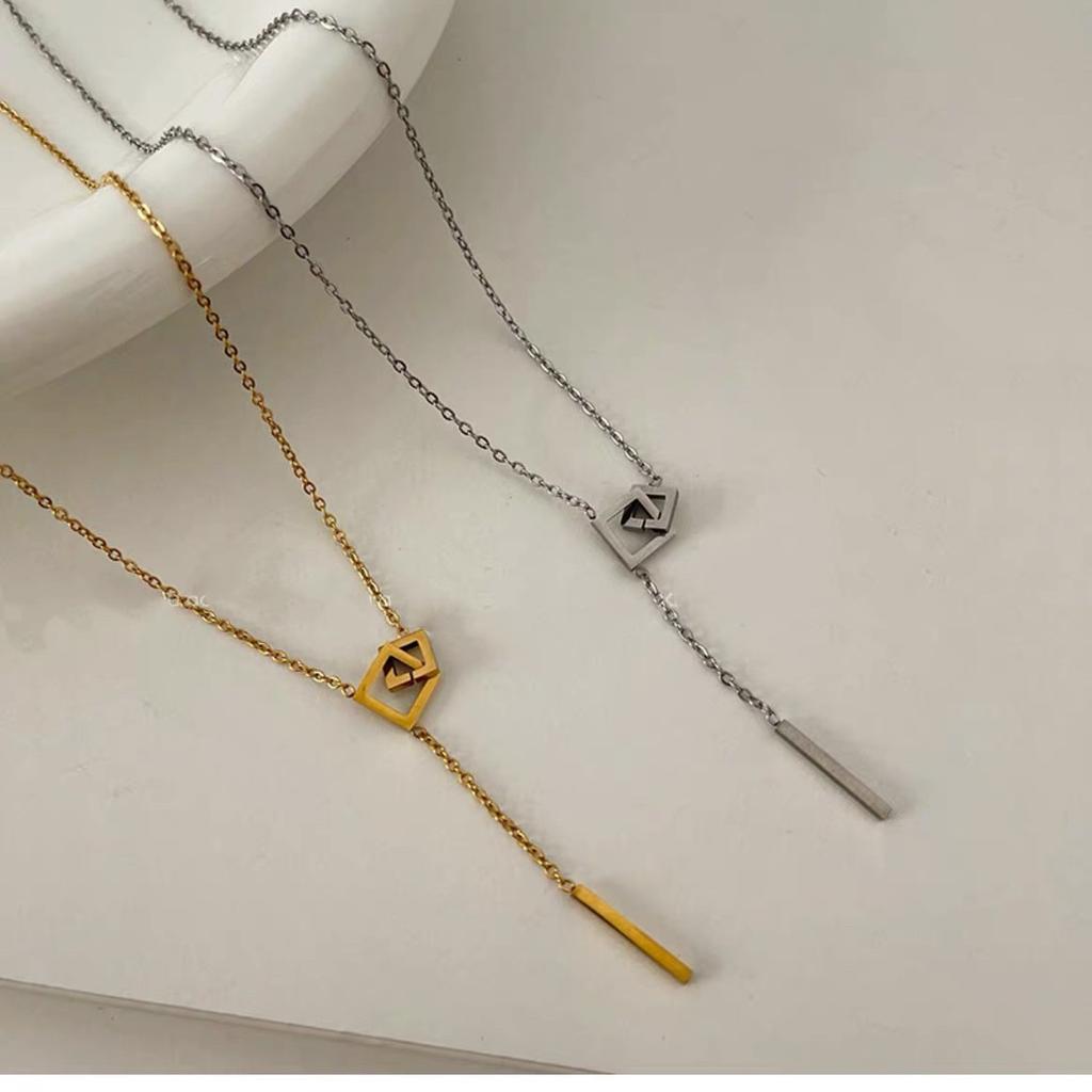 Double interlocking square necklace women's niche design sense high-grade light luxury collarbone chain personalized simple sweater chain