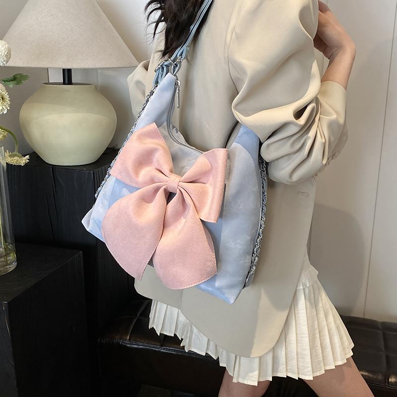 

Большая сумка через плечо из искусственной кожи с бантом, множество вариантов расцветок, красивый чистый бант.