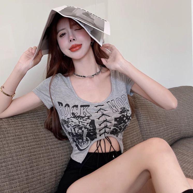 American Retro Hot Girl Off-Shoulder Crop Top - Sexy, Short-Sleeved, Tight-Fit for Summer