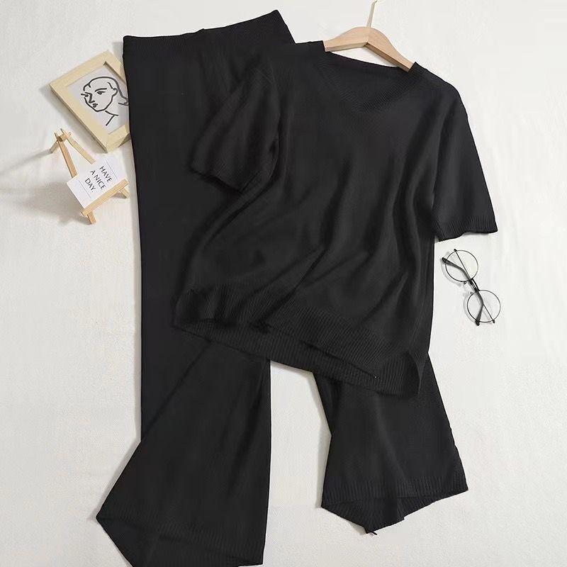 Grenzüberschreitendes Strick-Zweiteiler-Set: Lockeres Oberteil mit Schlitz und hochtaillierte, drapierte Hose mit geradem Bein