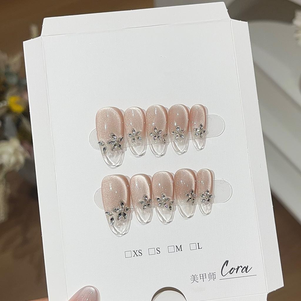 The Explosive Star River Spring and Summer Temperament White Side Light Pairing Drawing Horse Eye Cat Eye Wearing Armor