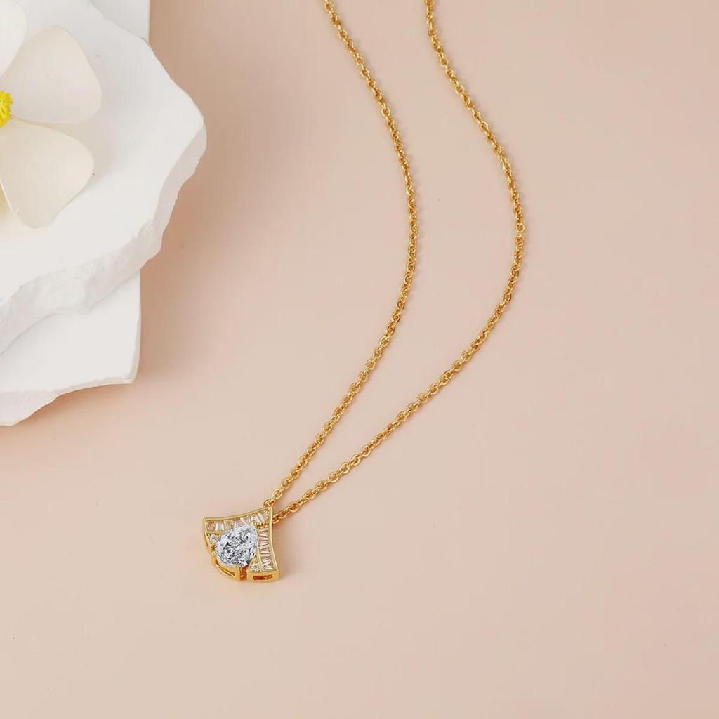 Elegante Collar Colgante Estilo Europeo y Americano - Diamante en Forma de Abanico, Nicho de Alta Gama, Cadena para Clavícula