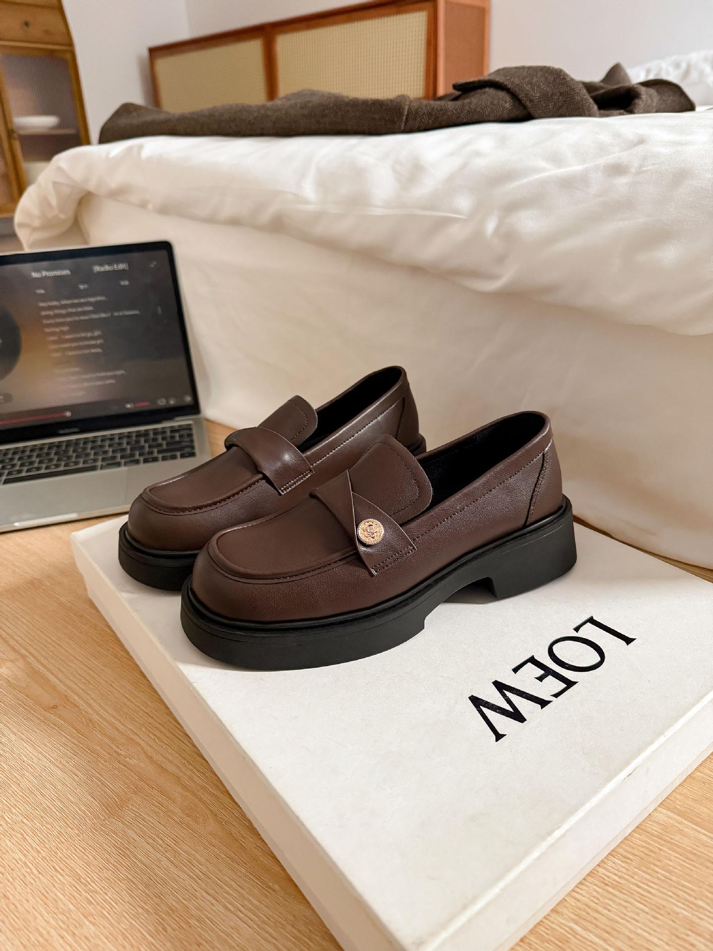 

Модель из коровьей кожи ~ женские туфли в стиле ретро в британском стиле с золотыми монетами, новинка 2025 года, кожаные туфли с глубоким вырезом, одинарные туфли для женщин 40 темно-коричневого