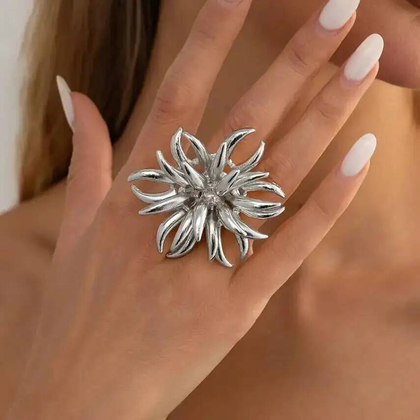 IngeSight.Z Vintage Gold Color Hollow Out Flower Ring for Women Creative Chic Geometry Metal Knuckle Rings Wedding Party Jewelry