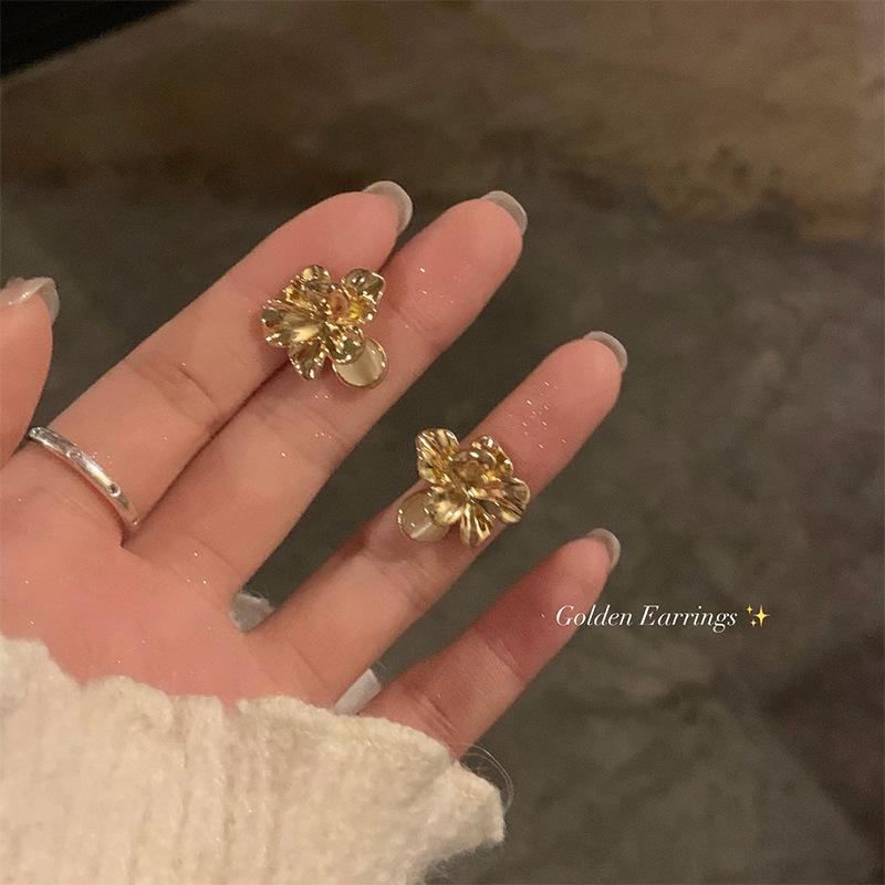 

French retro metal opal three-dimensional flower earrings women s light luxury high-end niche design stud earrings