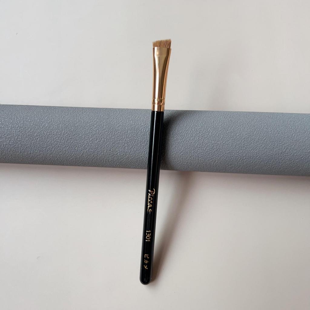 Picasso Gold Sada štětců na make-up: Sypký pudr, tvářenka, stínování očí, zkosený štěteček na obočí.