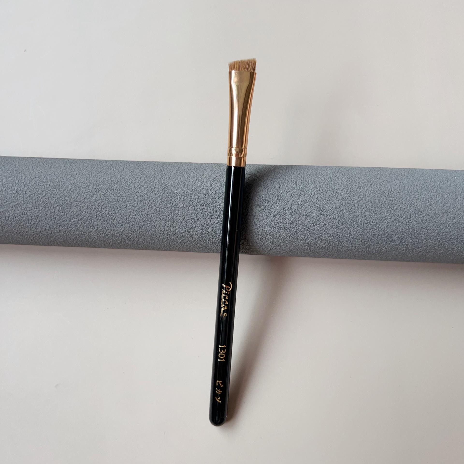 

Набор кистей для макияжа Picasso Gold: Рассыпчатая пудра, Румяна, Растушевка теней, Скошенная кисть для бровей.