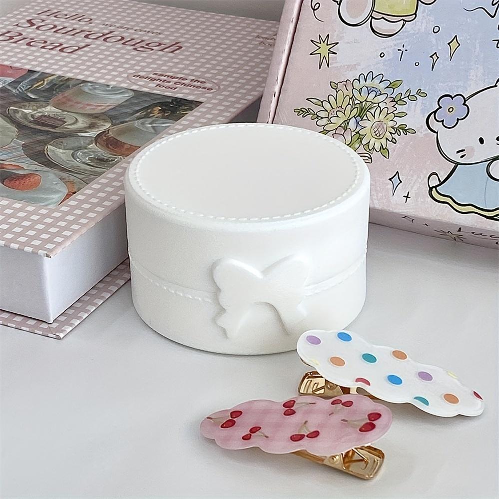 

1 шт. Круглая коробка для хранения Прочная и милая коробка для хранения Идеально подходит для ювелирных изделий и мелких аксессуаров с вышивкой в виде сердечек белый