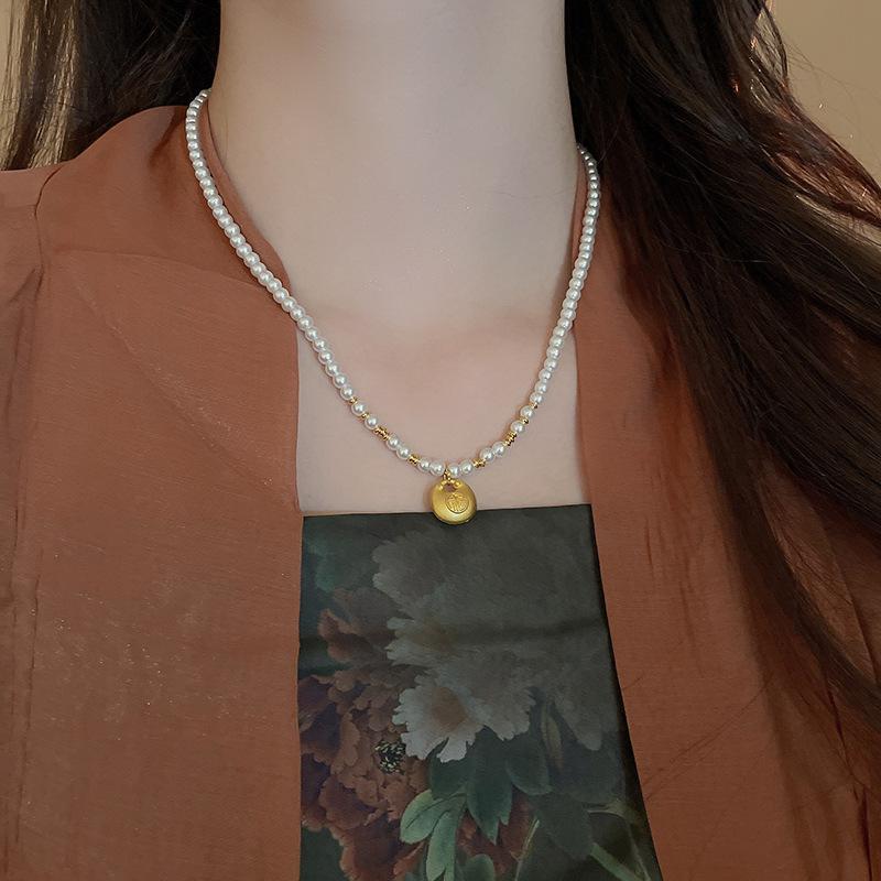 Gold-Plated Natural Pearl Necklace: Elegant Clavicle Chain with Retro High-End Style for Women