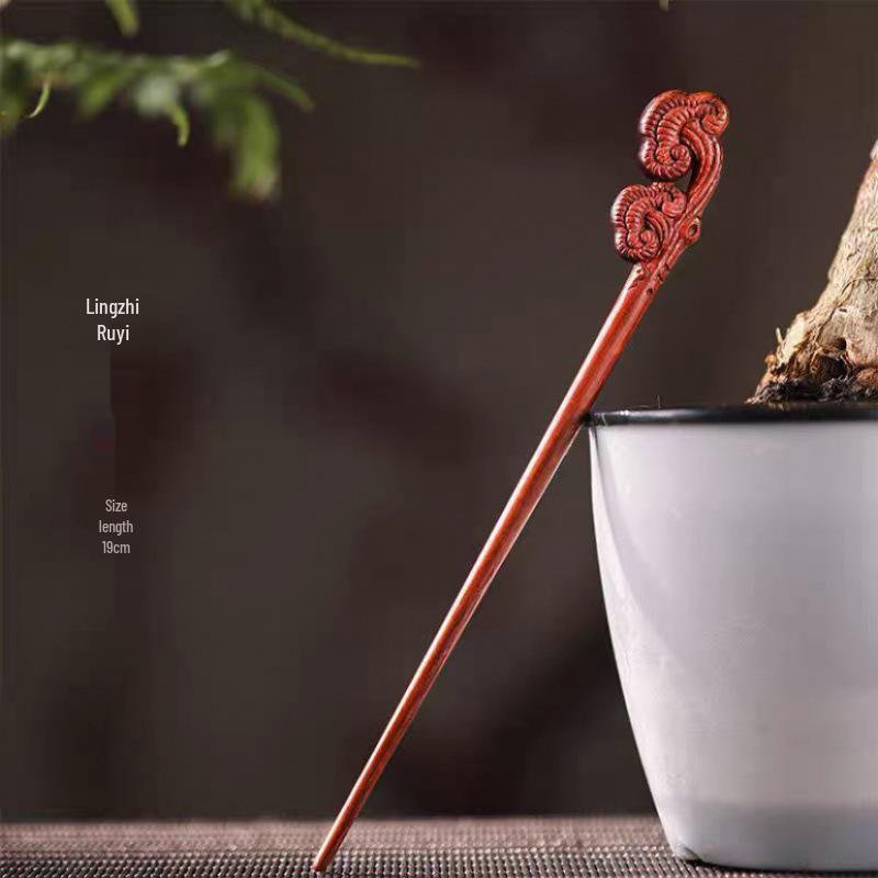 Elegante Haarnadel aus rotem Sandelholz – Haaraccessoire im antiken chinesischen Stil für Haarknoten.
