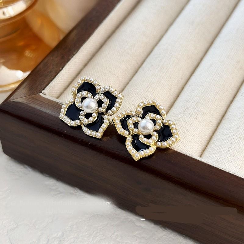 Black Pearl Flower Earrings Are Elegant And Composed For Women. Black Earrings Are Women'S Accessories